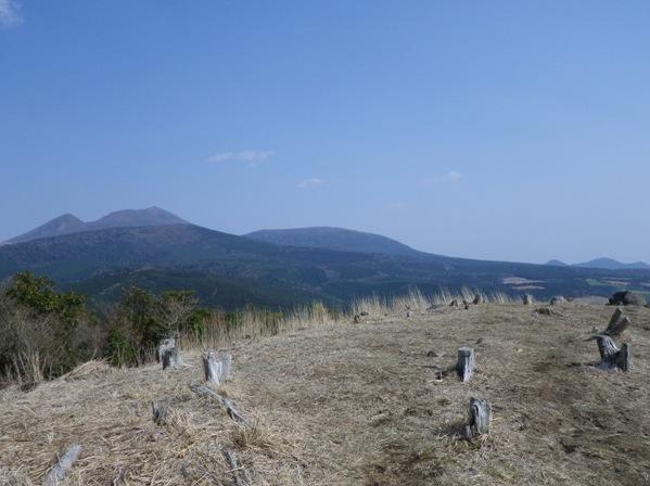 彼方に韓国岳を仰ぎ見る広々とした展望所。ここ、オススメです！